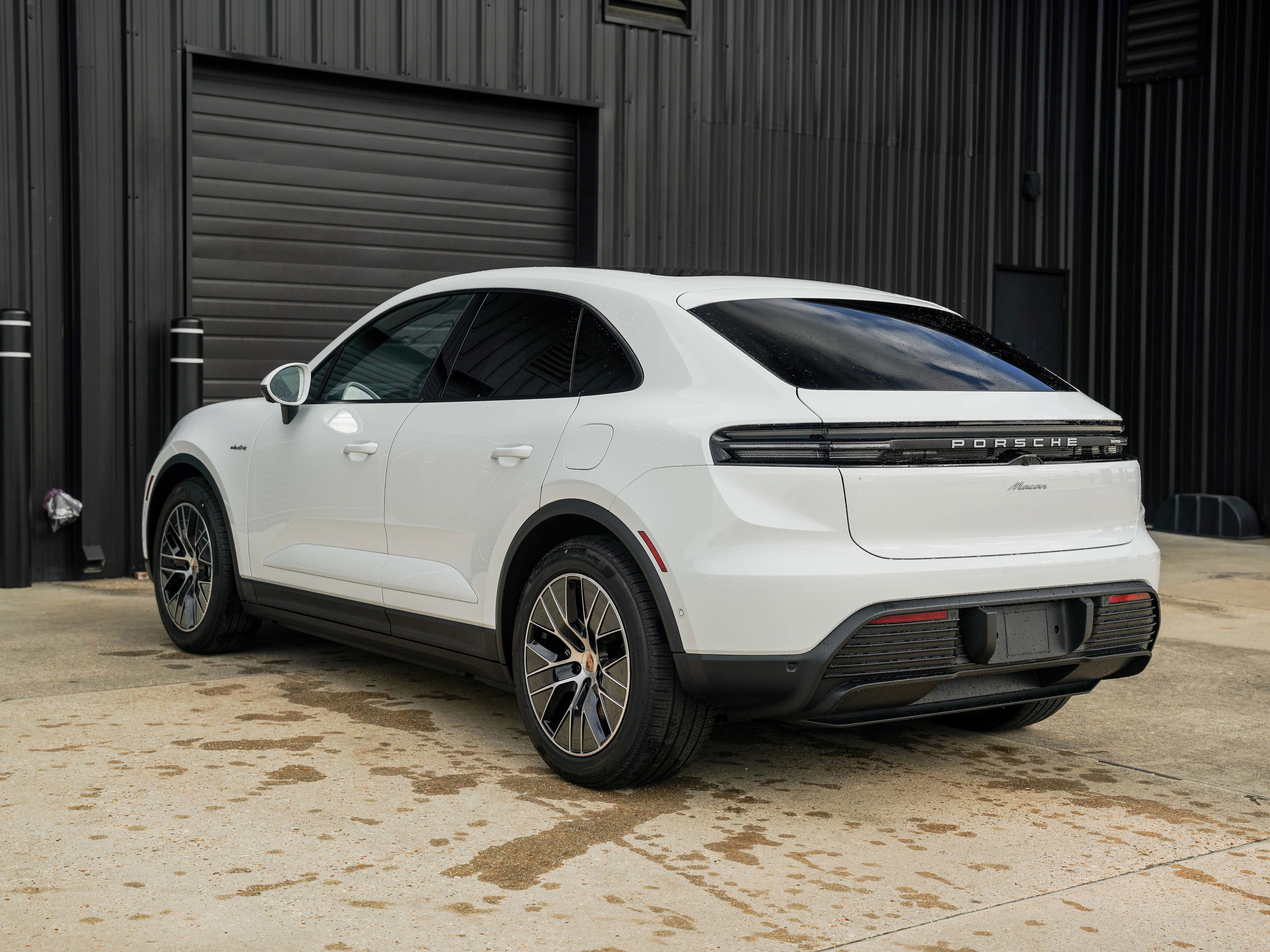 Certified 2025 Porsche Macan Electric image 3