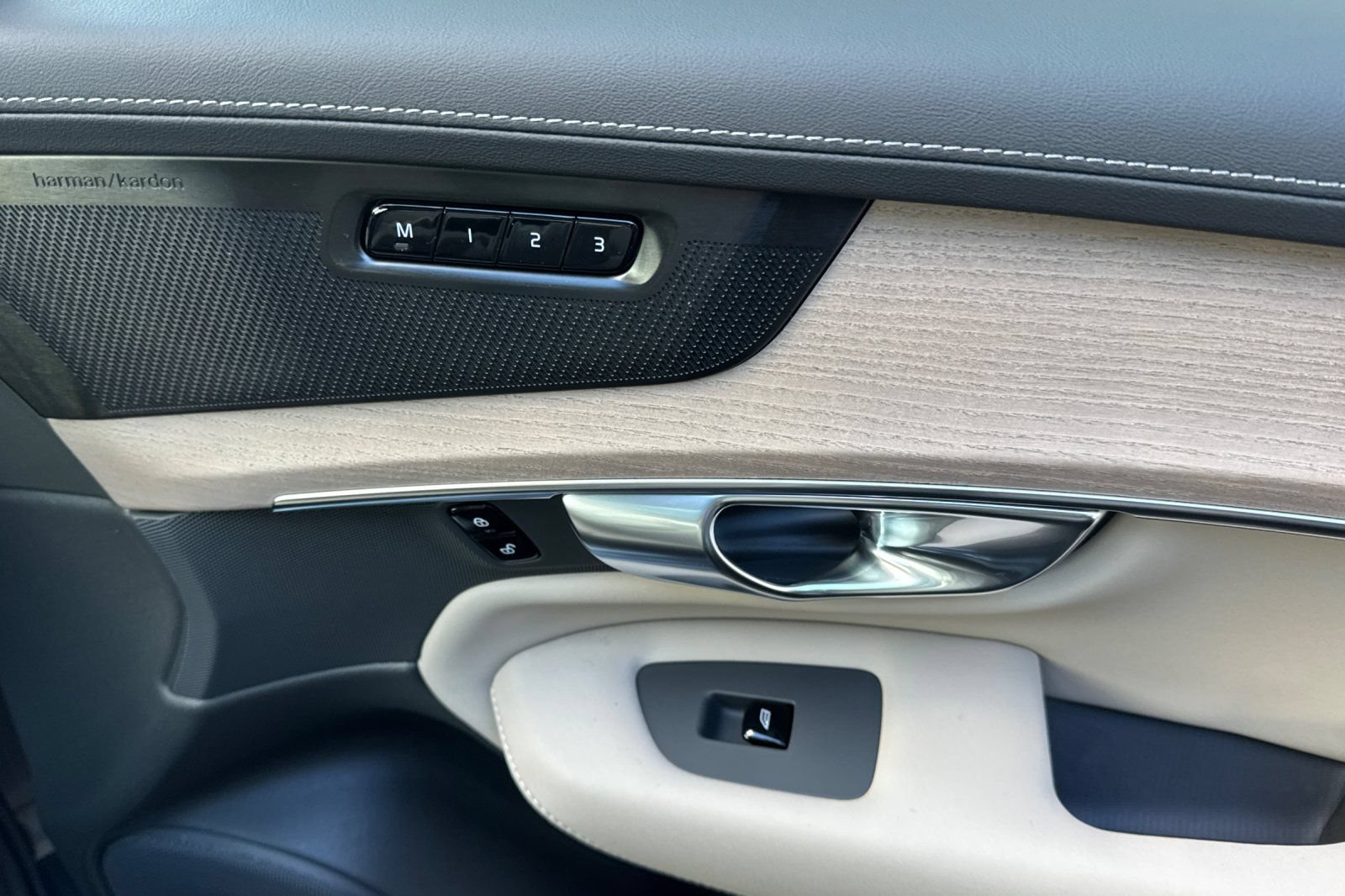 New 2026 Volvo XC90 T8 Ultra w/ Protection Package AWD/4WD image 18