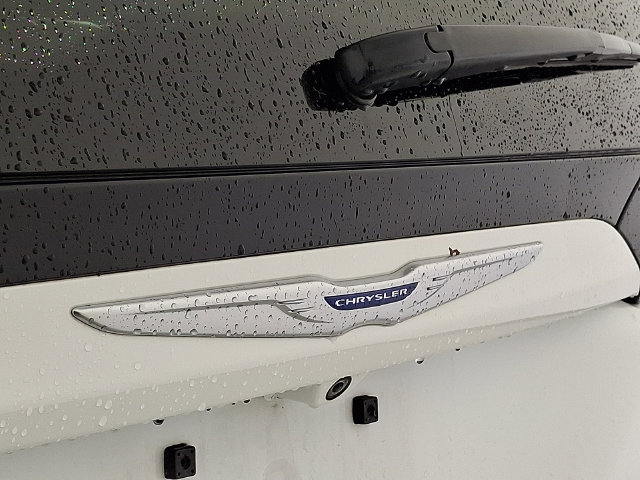 Used 2018 Chrysler Pacifica Touring-L FWD image 27