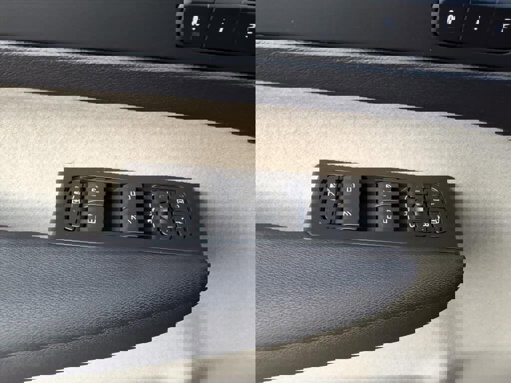 New 2026 Volvo XC40 B5 Ultra w/ Protection Package Premier image 17