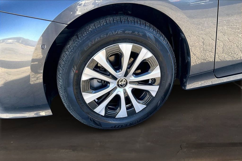 Used 2020 Toyota Prius LE image 33