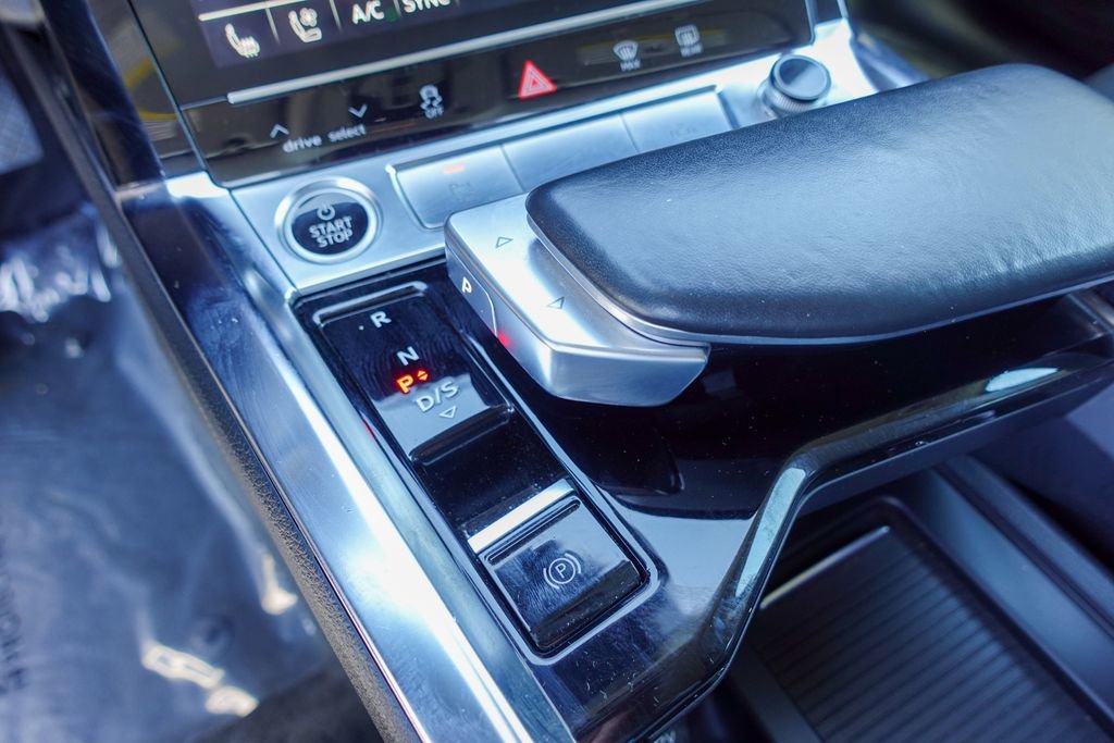 Used 2022 Audi e-tron Premium Plus w/ Premium Plus Package image 17