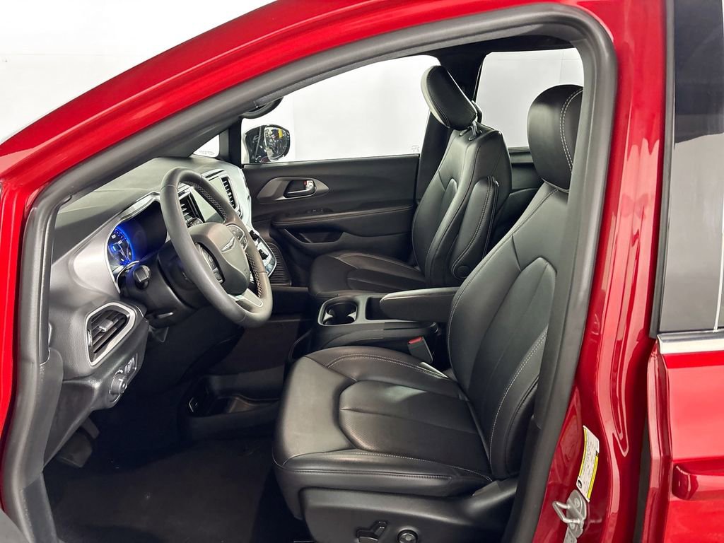 Used 2025 Chrysler Pacifica Select image 11