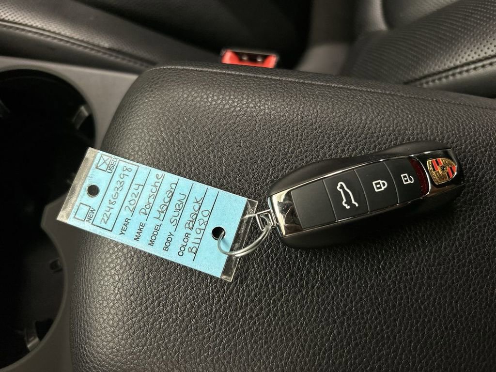 Certified 2024 Porsche Macan AWD/4WD image 12