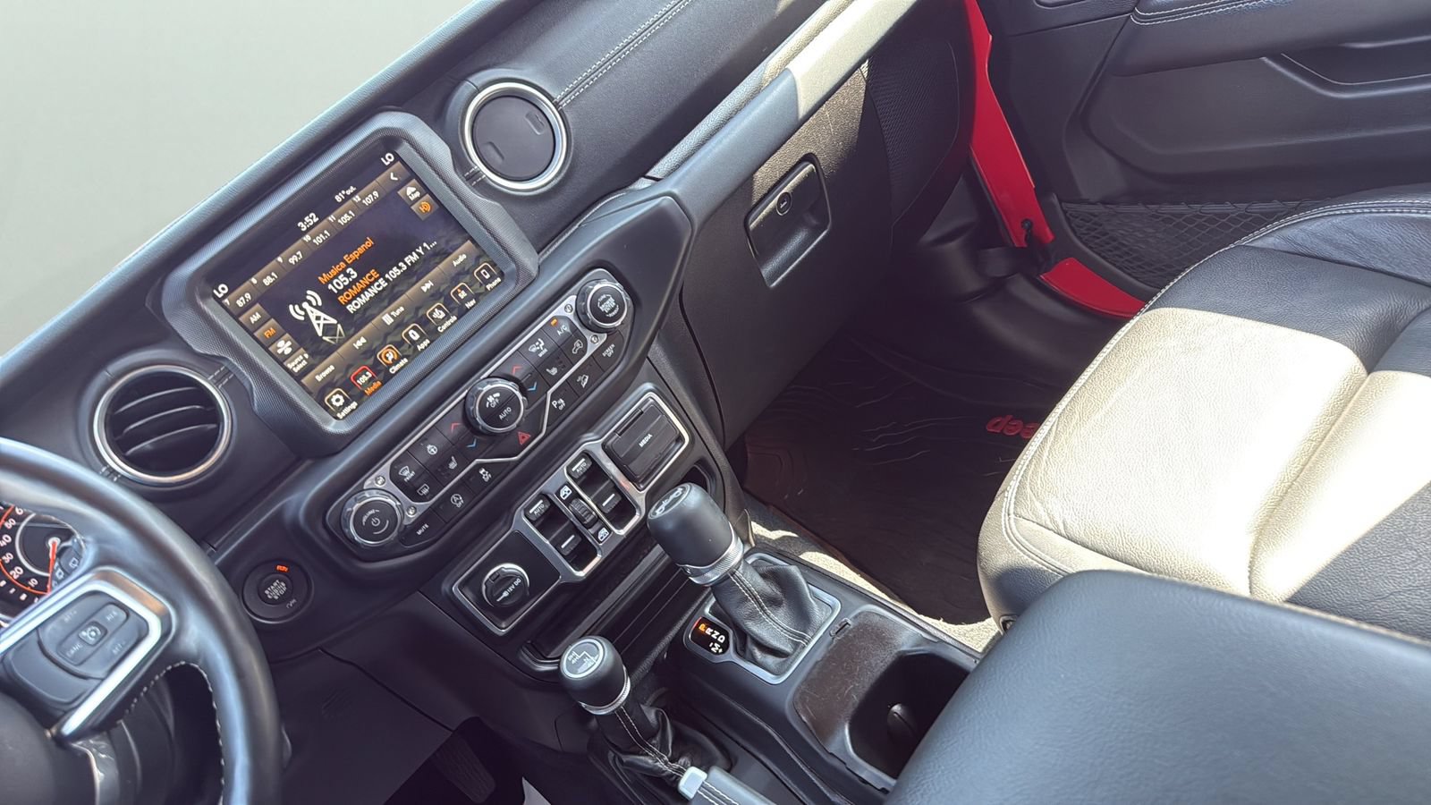 Used 2018 Jeep Wrangler Unlimited Sahara AWD/4WD image 20
