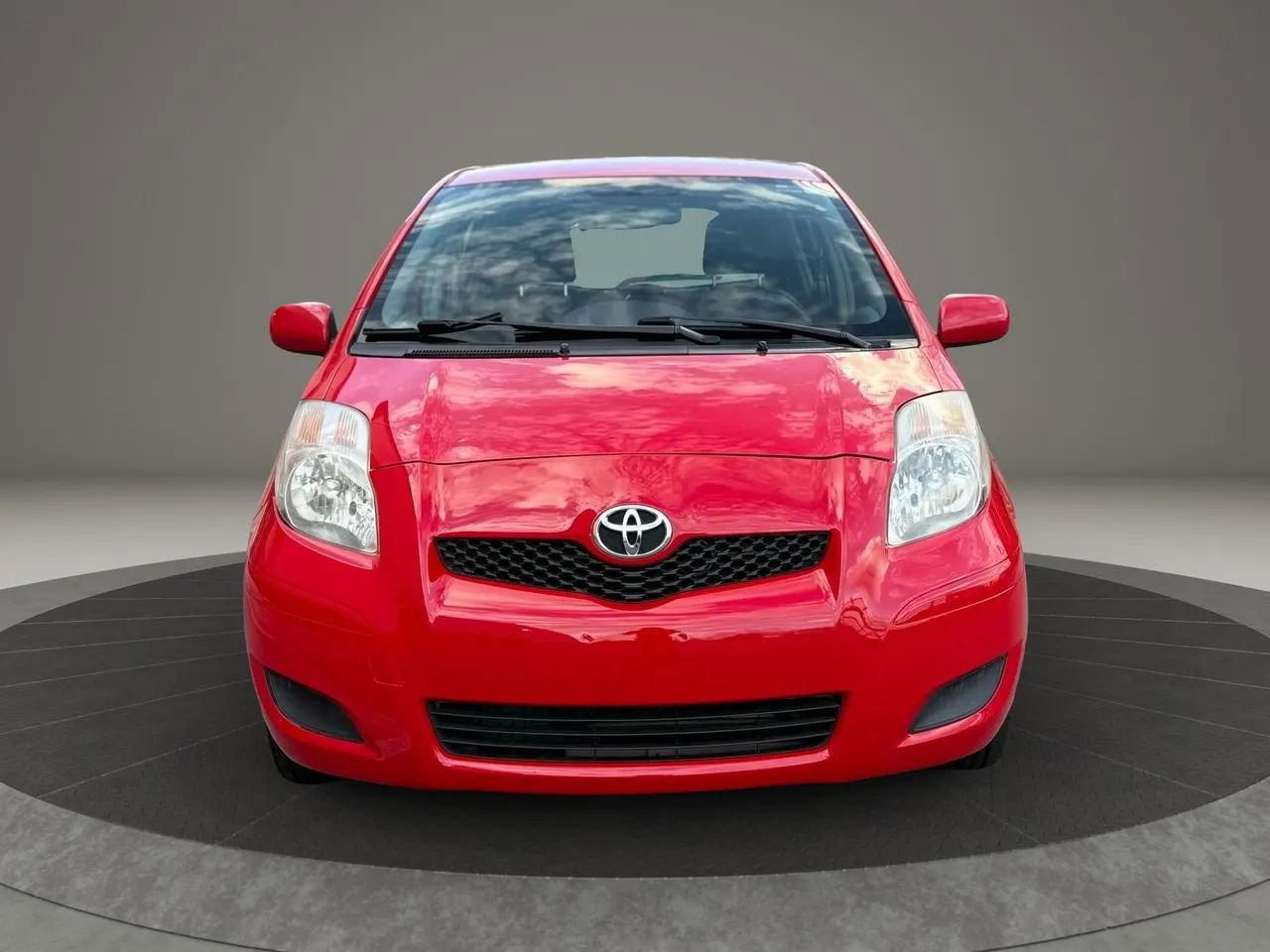 Used 2010 Toyota Yaris 4-Door Hatchback image 2