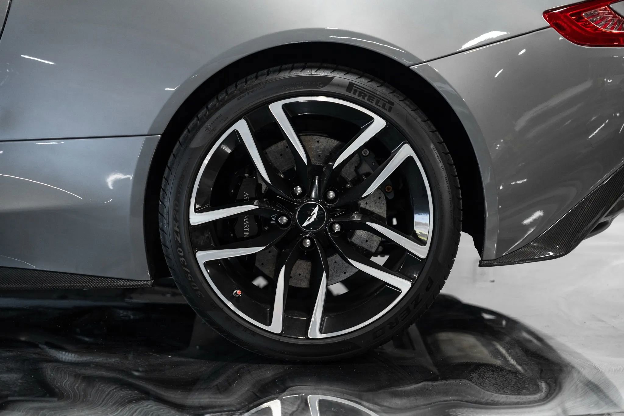 Used 2017 Aston Martin Vanquish Coupe image 31