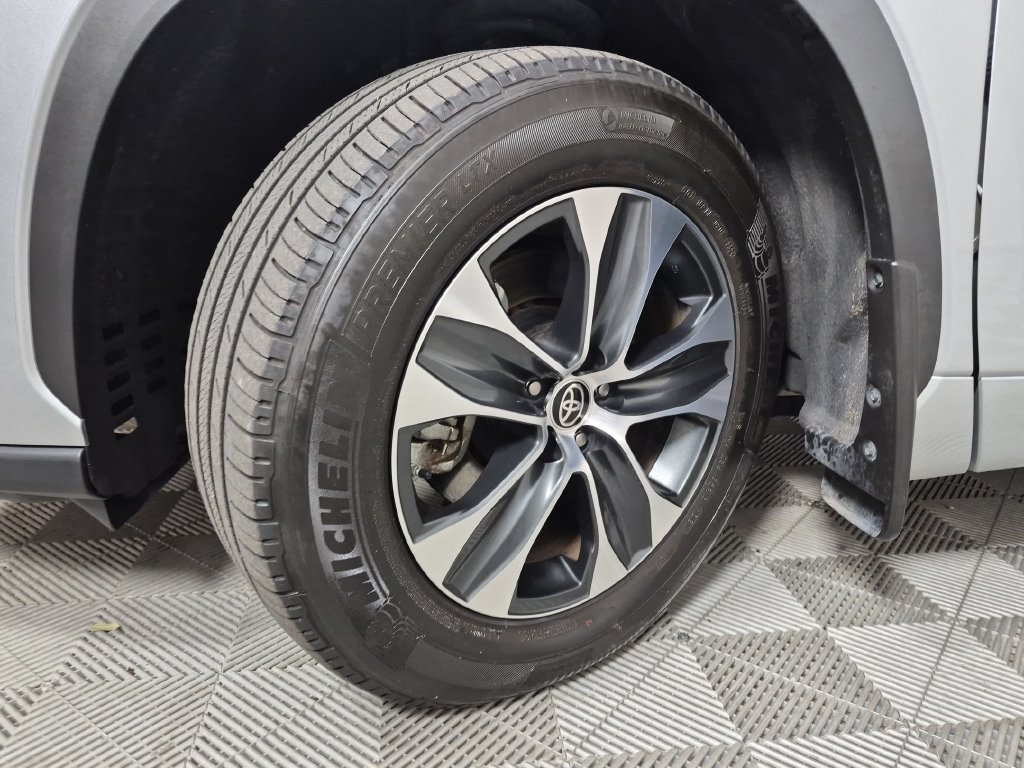 Used 2024 Toyota Highlander XLE FWD image 10