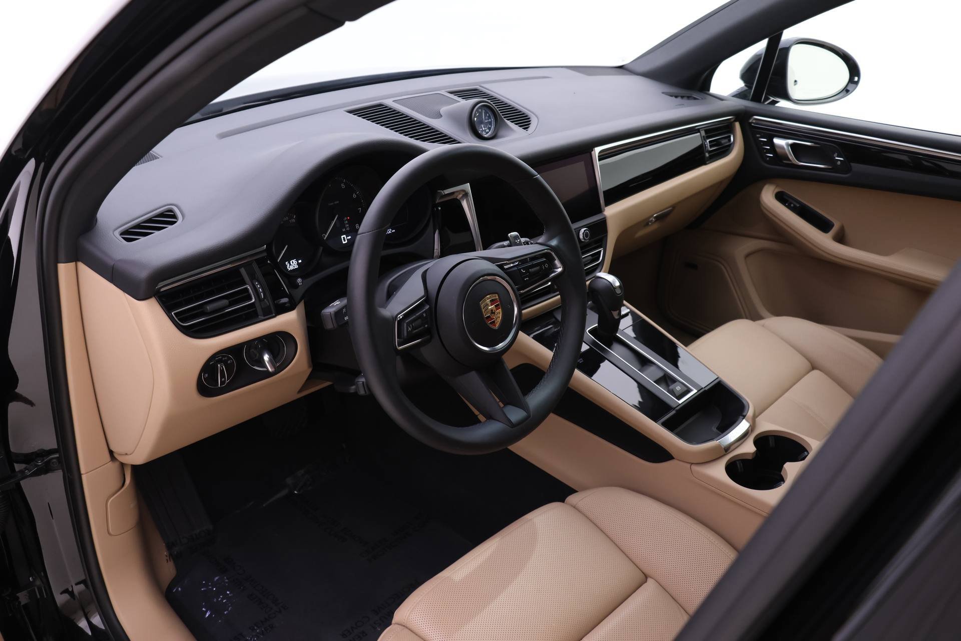 Used 2025 Porsche Macan image 4