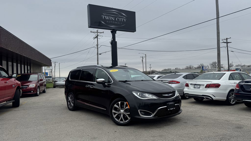 Used 2019 Chrysler Pacifica Limited w/ Tire & Wheel Group FWD image 1