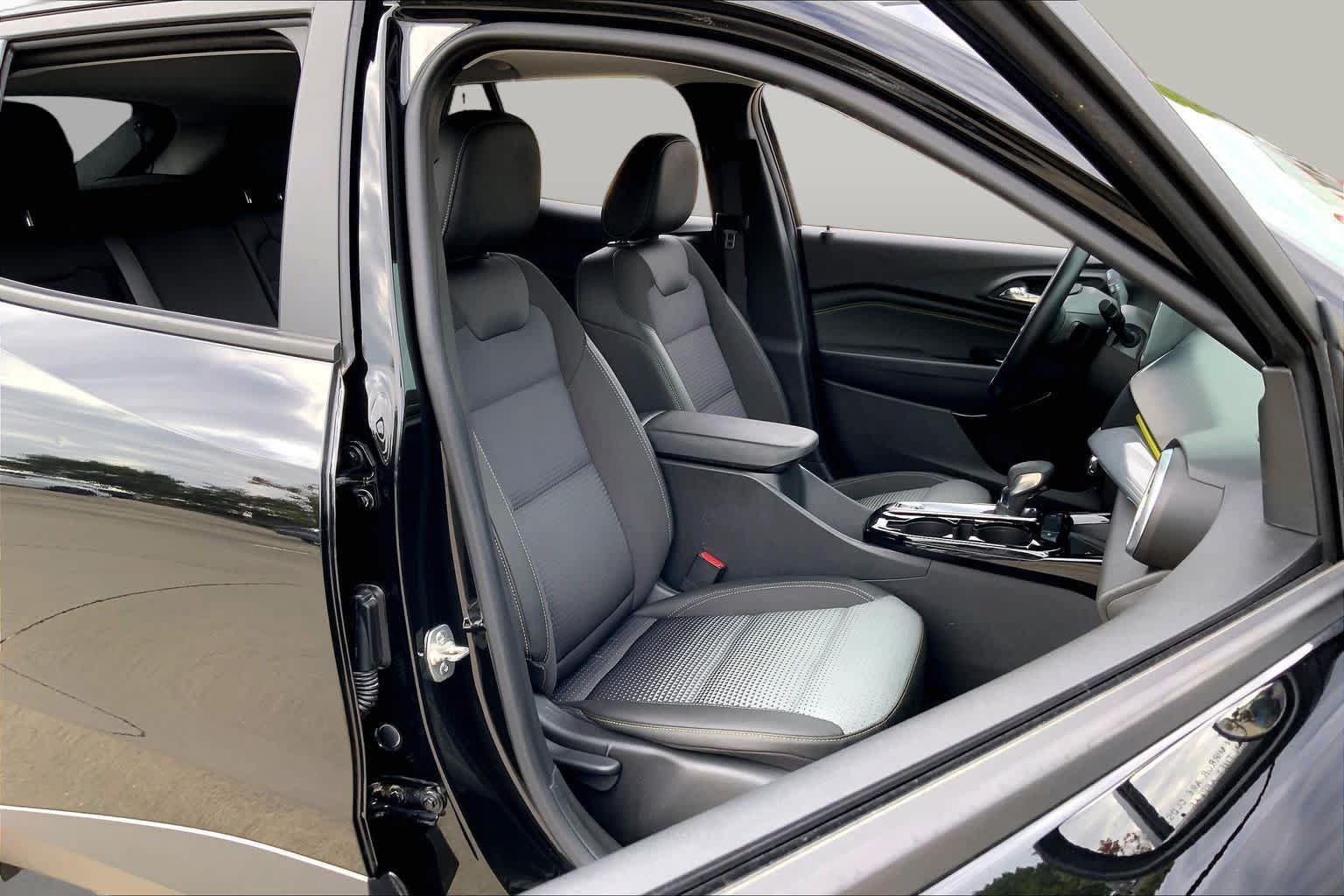 Used 2024 Chevrolet Trax LT w/ Sunroof Package FWD image 9