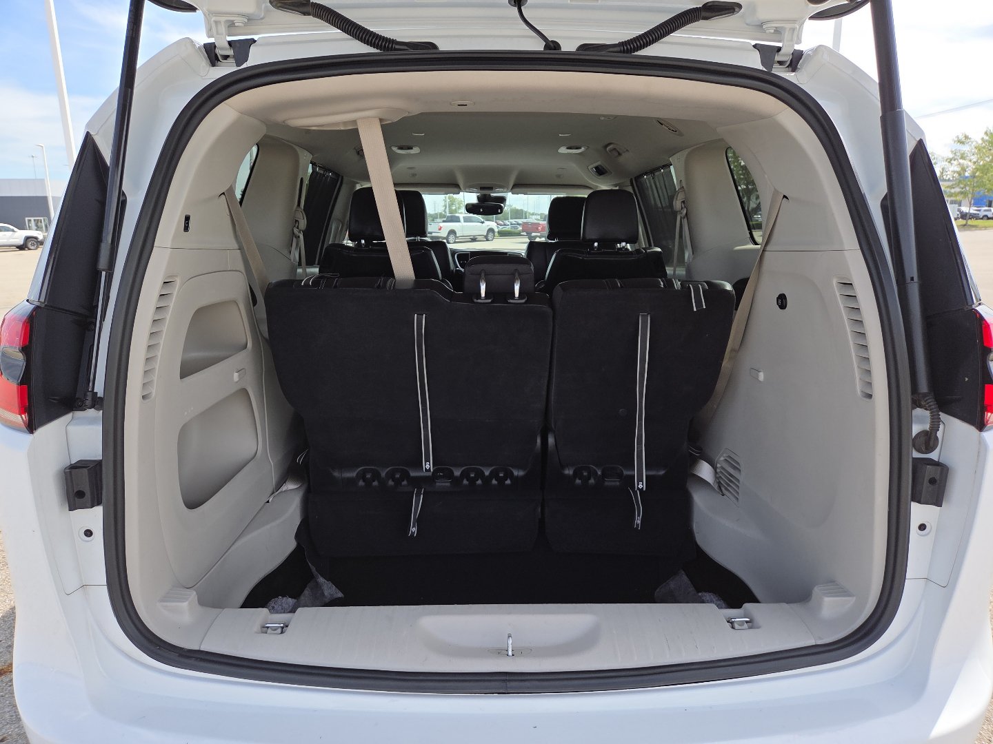 Used 2023 Chrysler Pacifica Touring-L FWD image 19