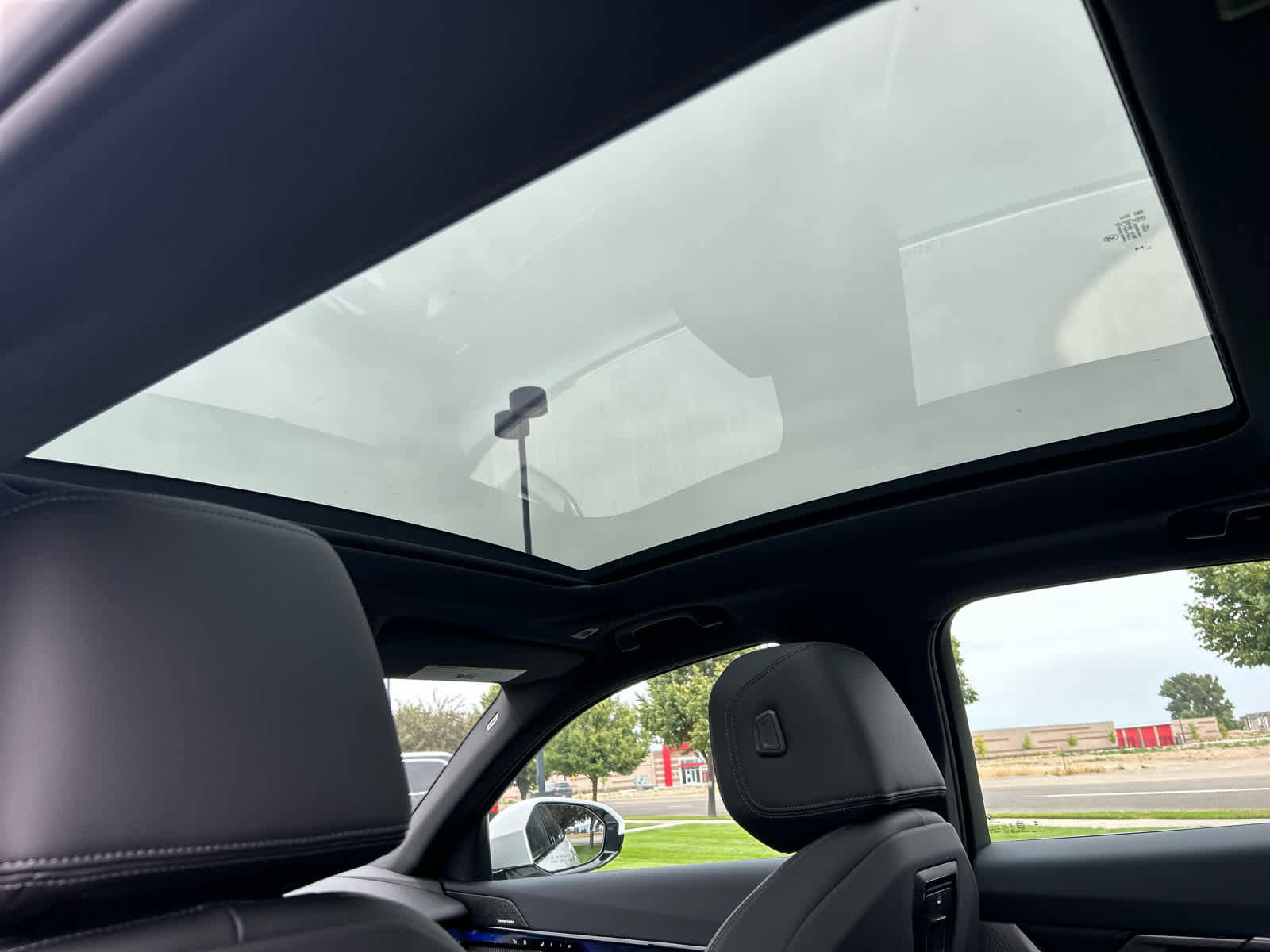 Used 2026 BMW 550e xDrive image 21