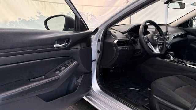 Used 2025 Nissan Altima 2.5 SV FWD image 29