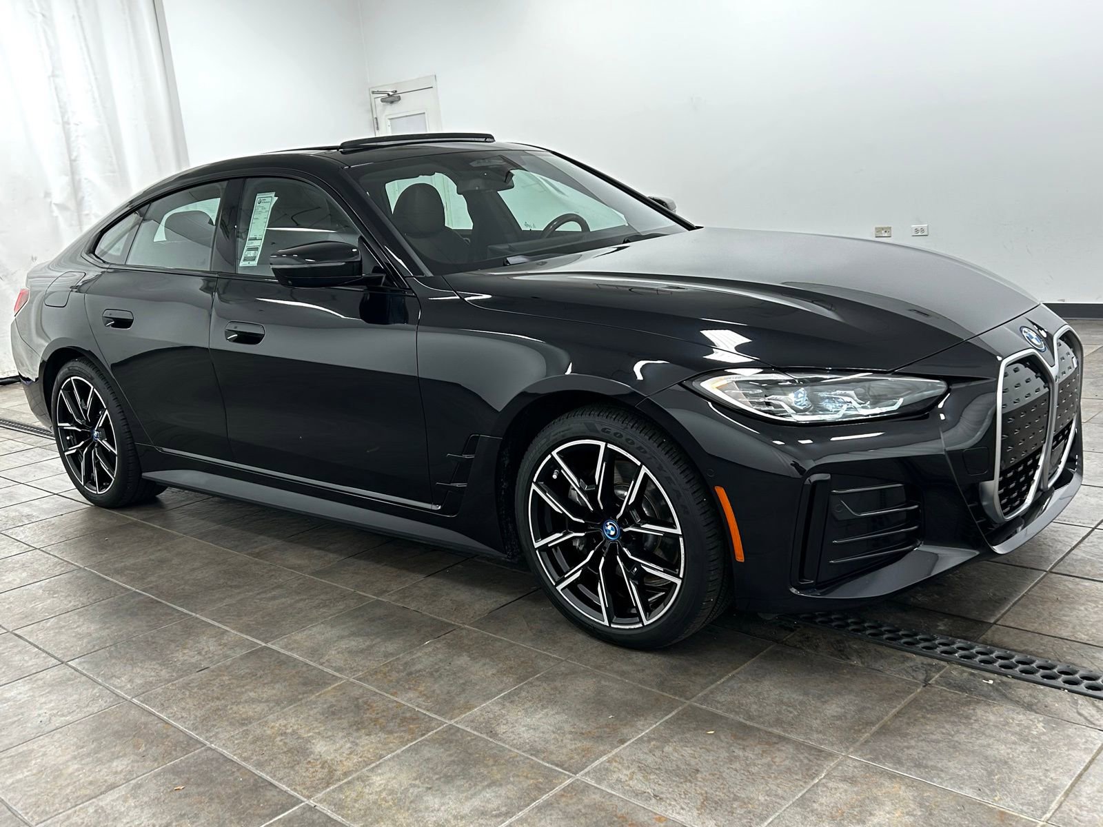 Used 2022 BMW i4 eDrive40 w/ M Sport Package image 6