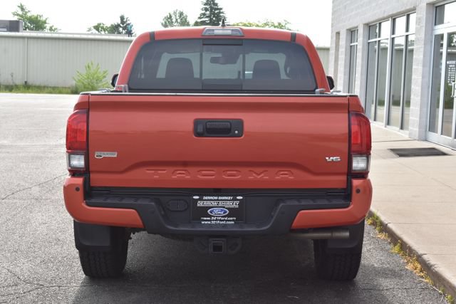 Used 2018 Toyota Tacoma TRD Off-Road w/ Technology Package AWD/4WD image 8