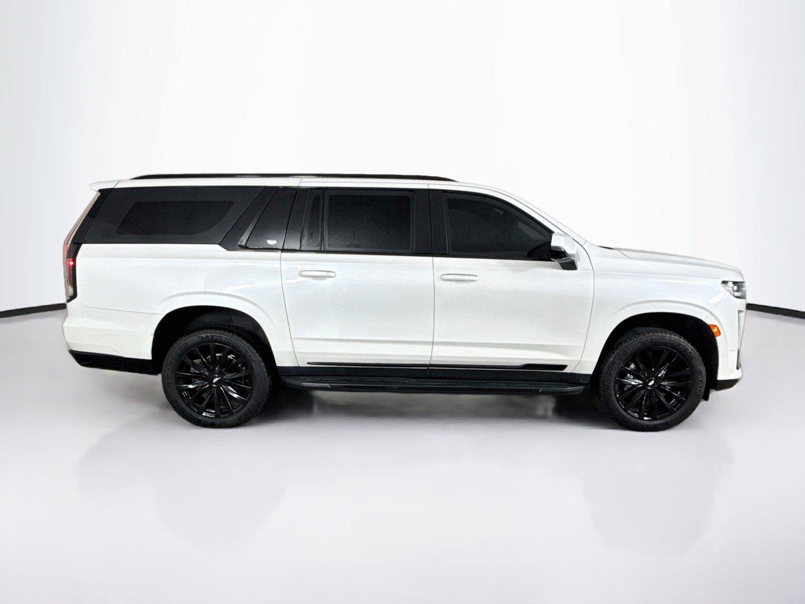 Used 2022 Cadillac Escalade ESV Luxury AWD/4WD image 3