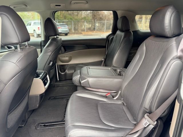 Used 2025 Kia Carnival image 25