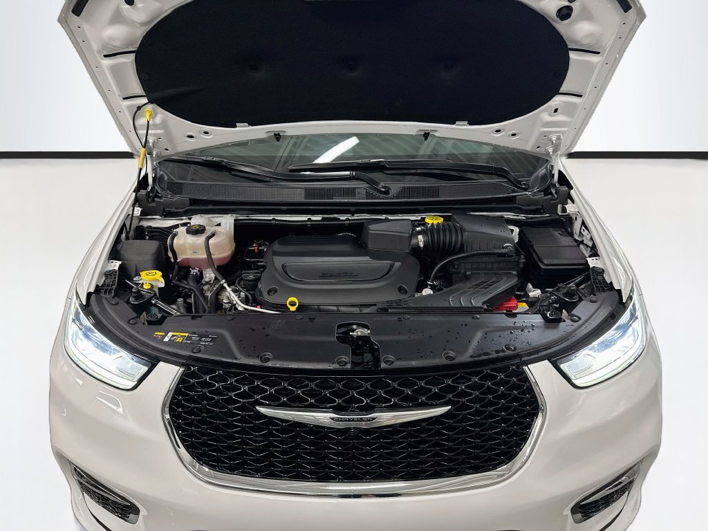 Used 2026 Chrysler Pacifica Limited FWD image 36