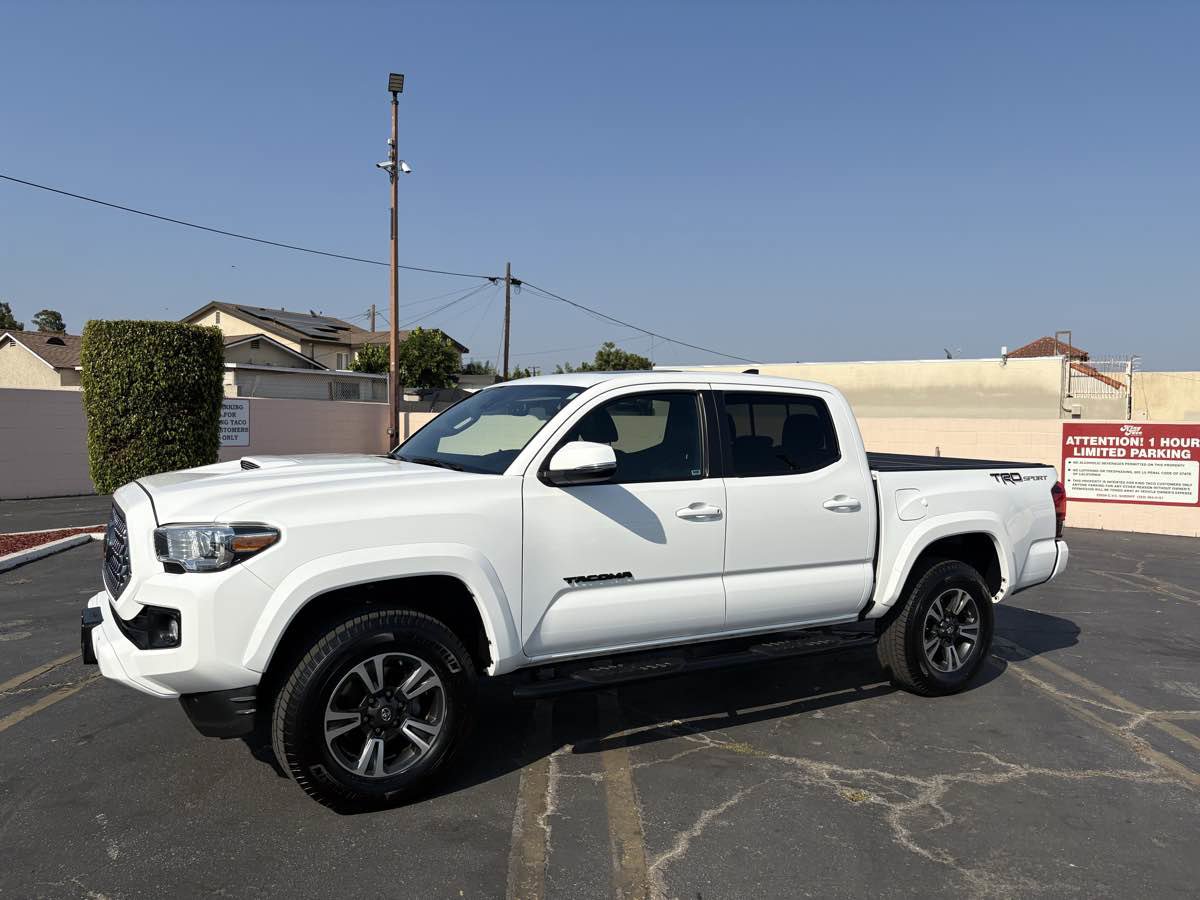 Used 2019 Toyota Tacoma TRD Sport image 2