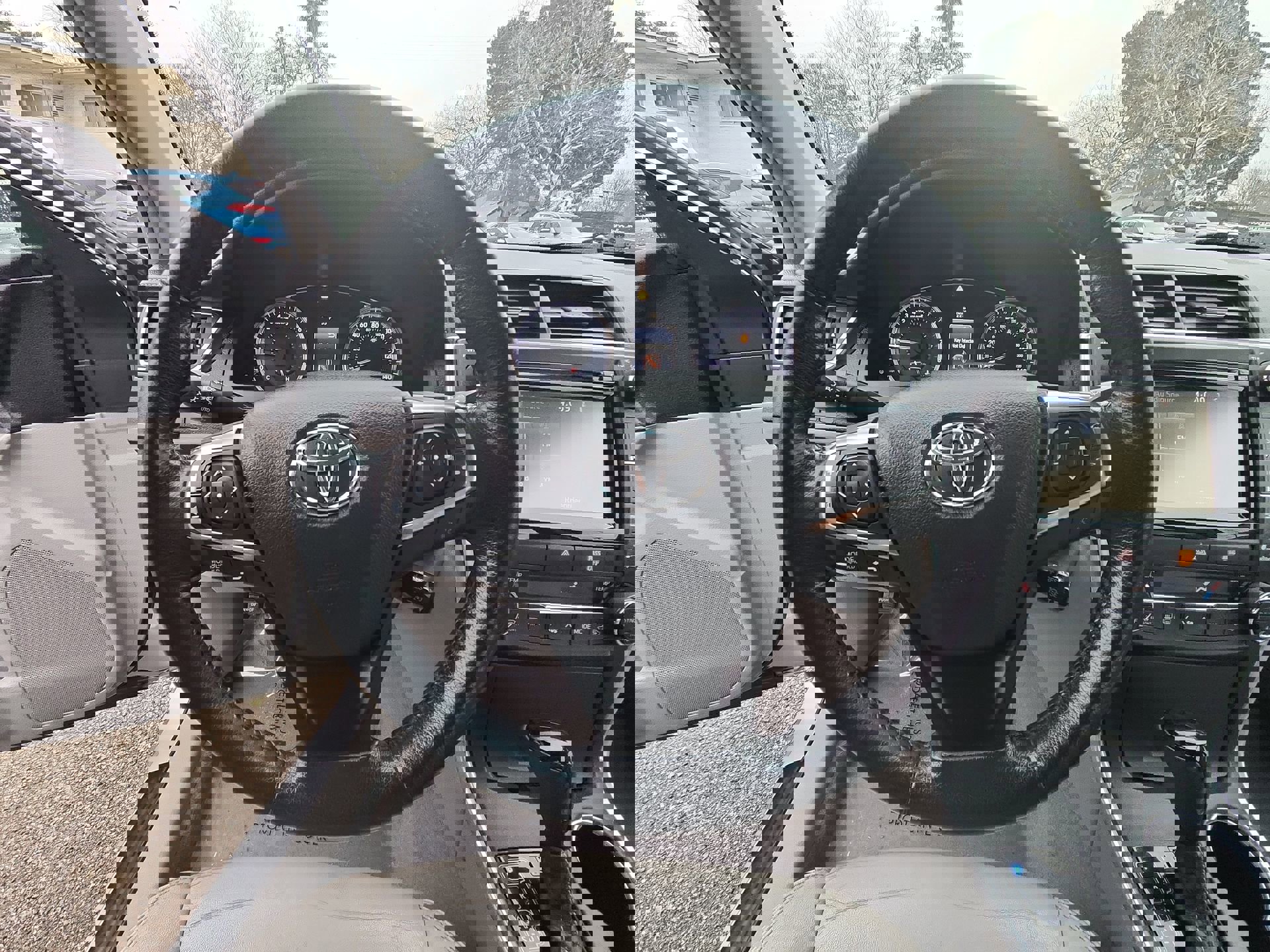 Used 2015 Toyota Camry XLE image 11