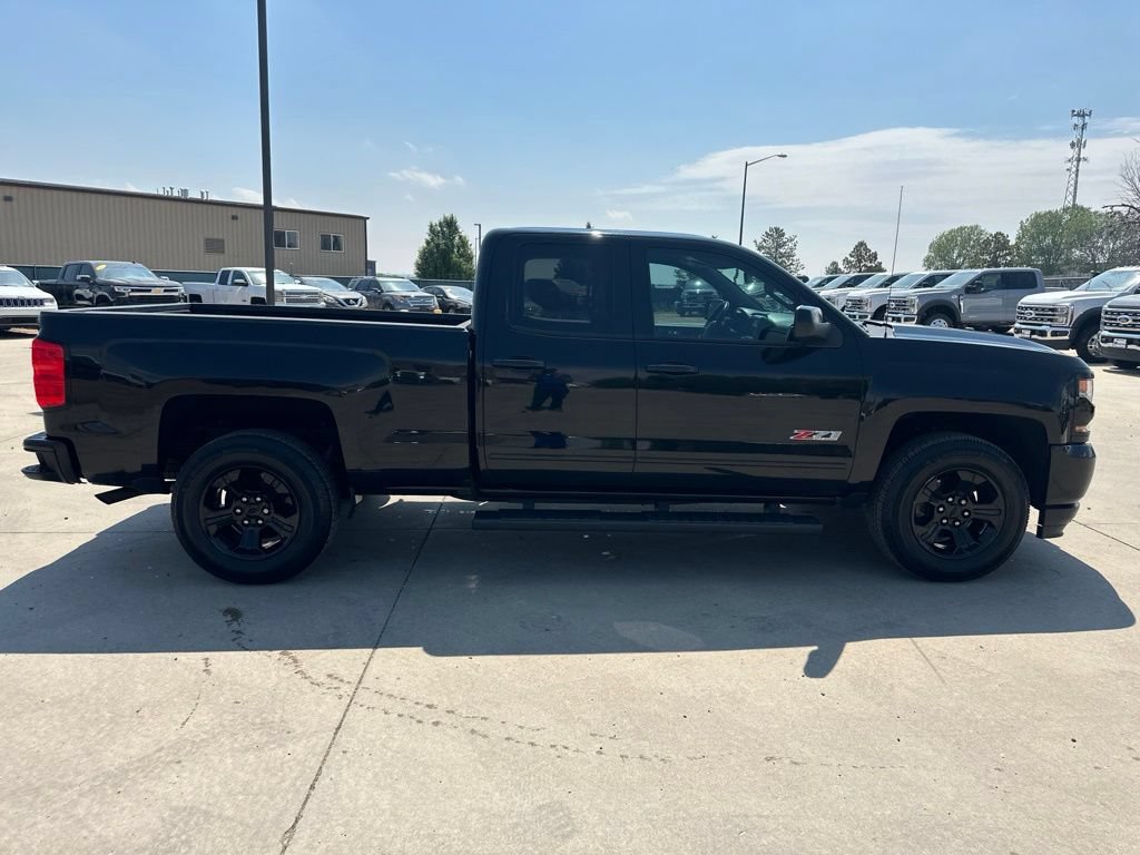 Certified 2017 Chevrolet Silverado 1500 LT w/ Midnight Edition AWD/4WD image 32