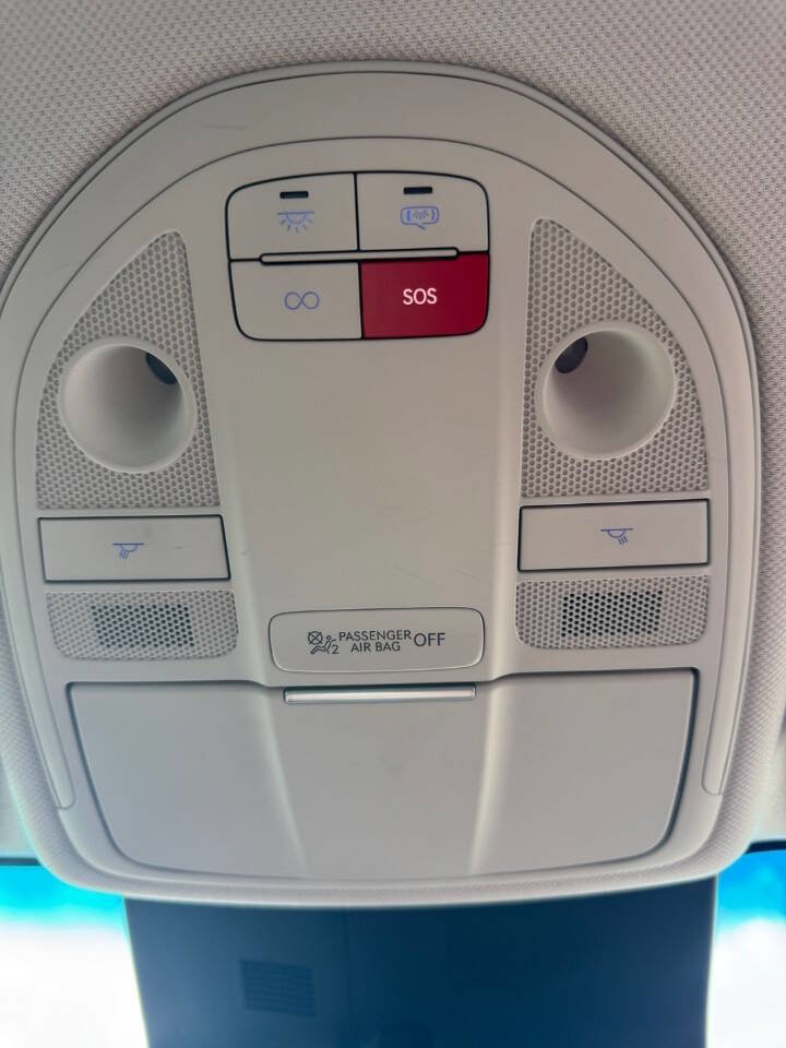 Used 2025 Genesis G70 2.5T image 28