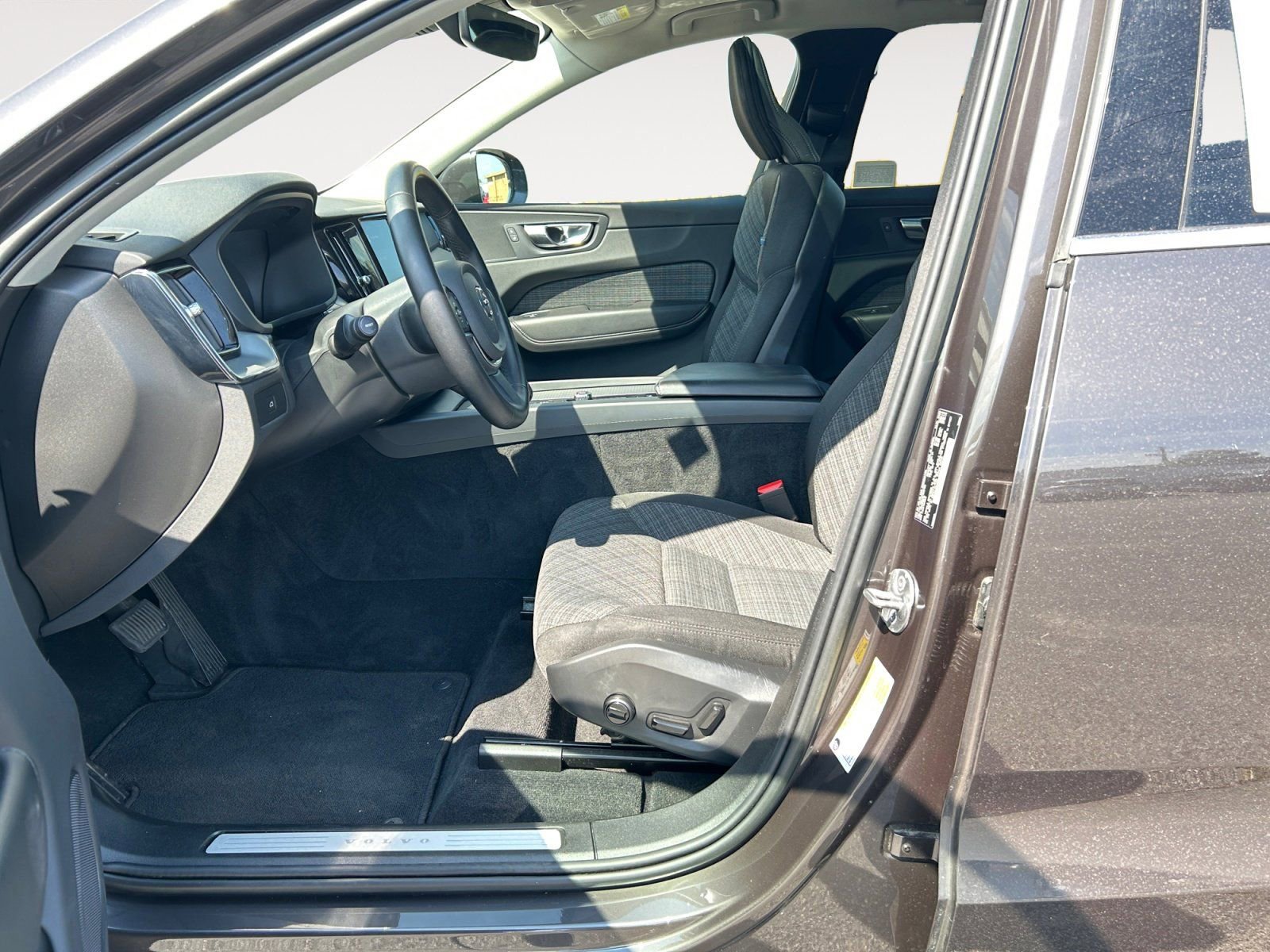 Used 2023 Volvo XC60 B5 Core w/ Climate Package FWD image 9