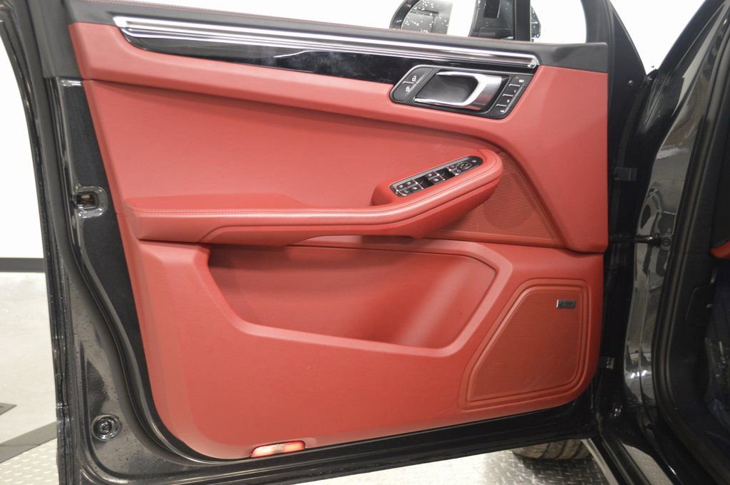 Certified 2025 Porsche Macan image 17