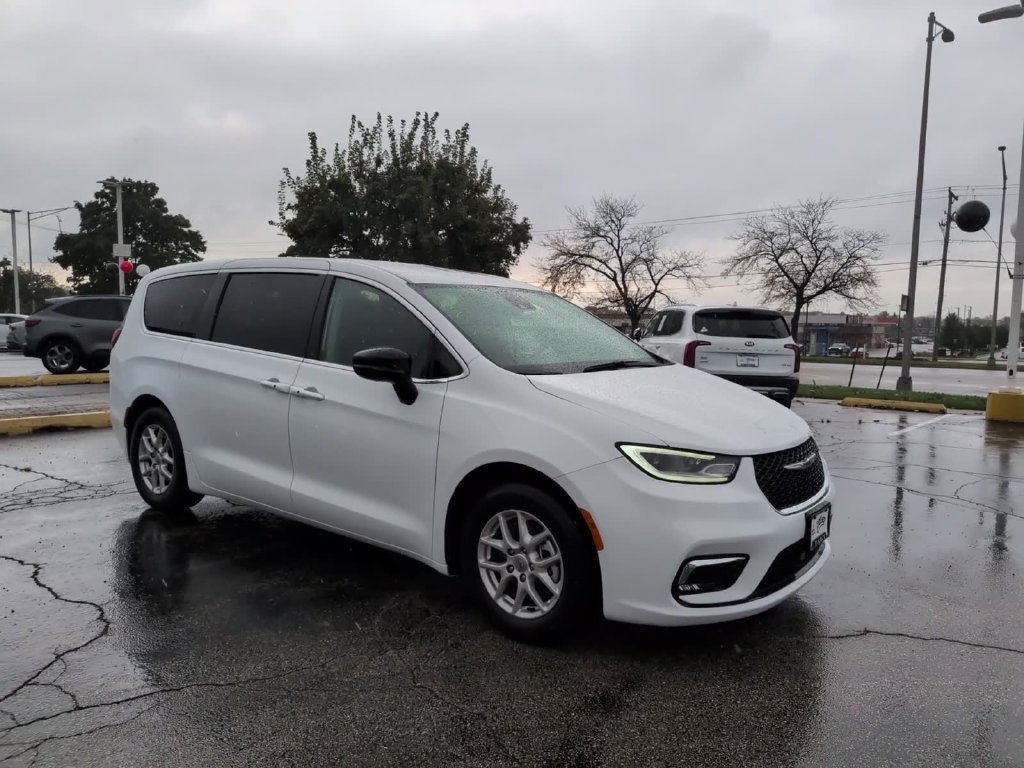 Used 2024 Chrysler Pacifica Touring-L FWD image 3