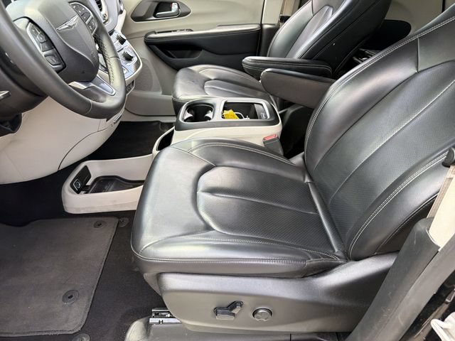 Used 2023 Chrysler Pacifica Touring-L FWD image 20