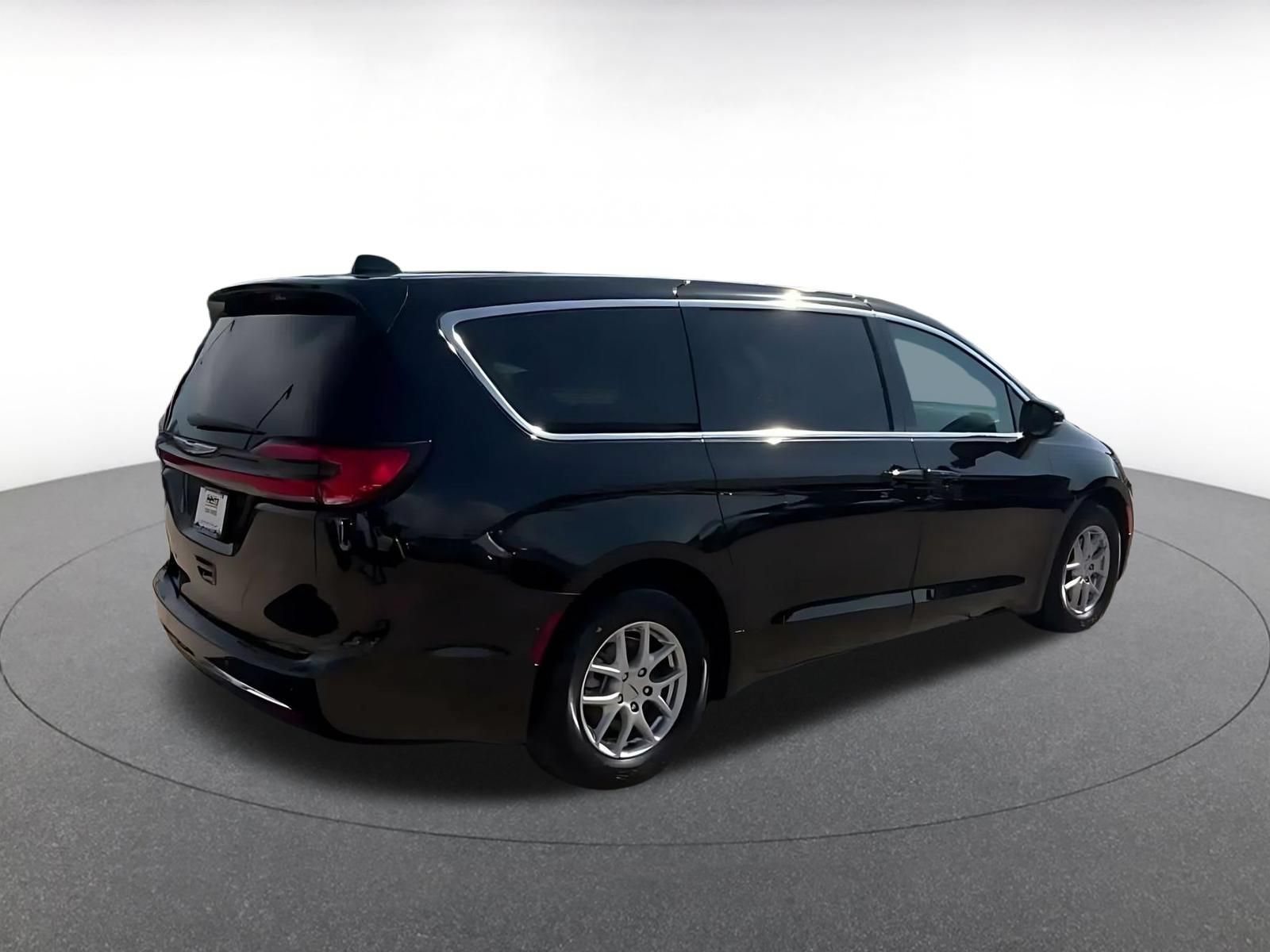 Used 2025 Chrysler Pacifica Select FWD image 14