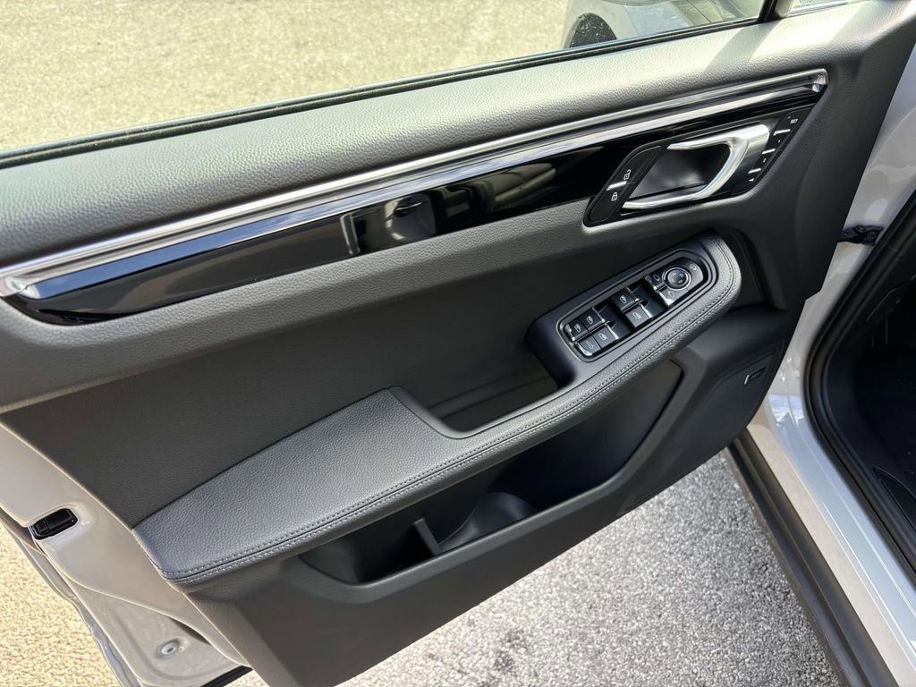 New 2026 Porsche Macan image 22
