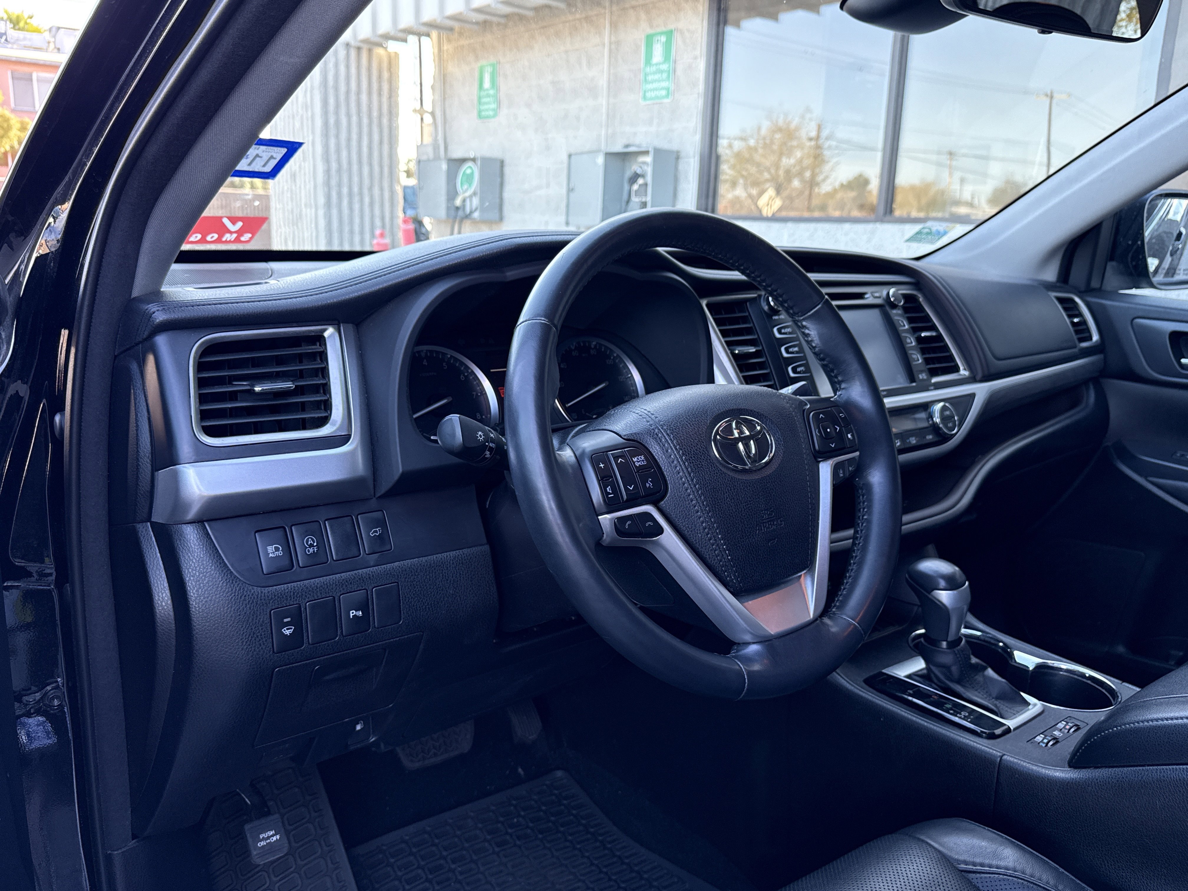 Used 2017 Toyota Highlander Limited image 14