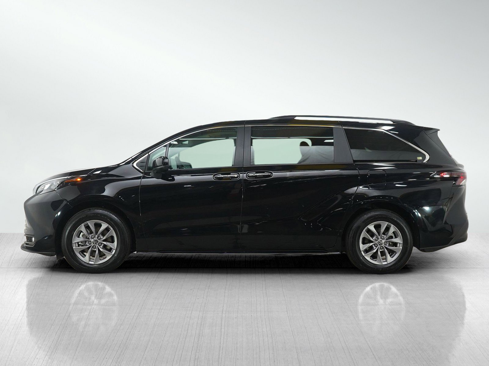 Used 2025 Toyota Sienna XLE image 2