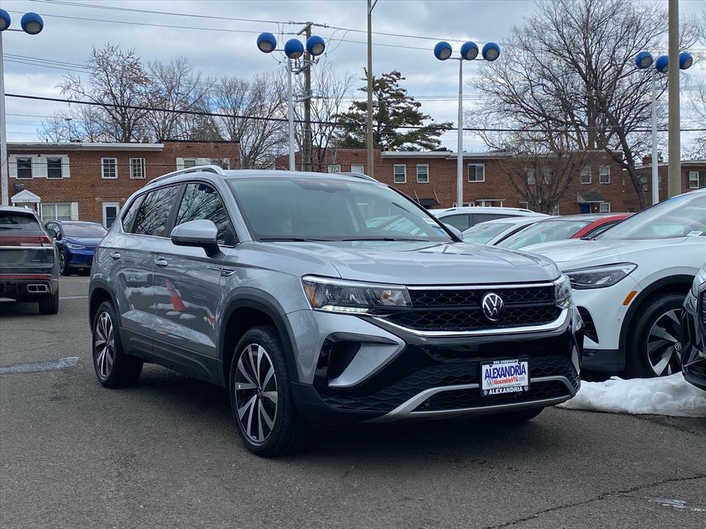 Used 2024 Volkswagen Taos SE w/ Panoramic Sunroof Package