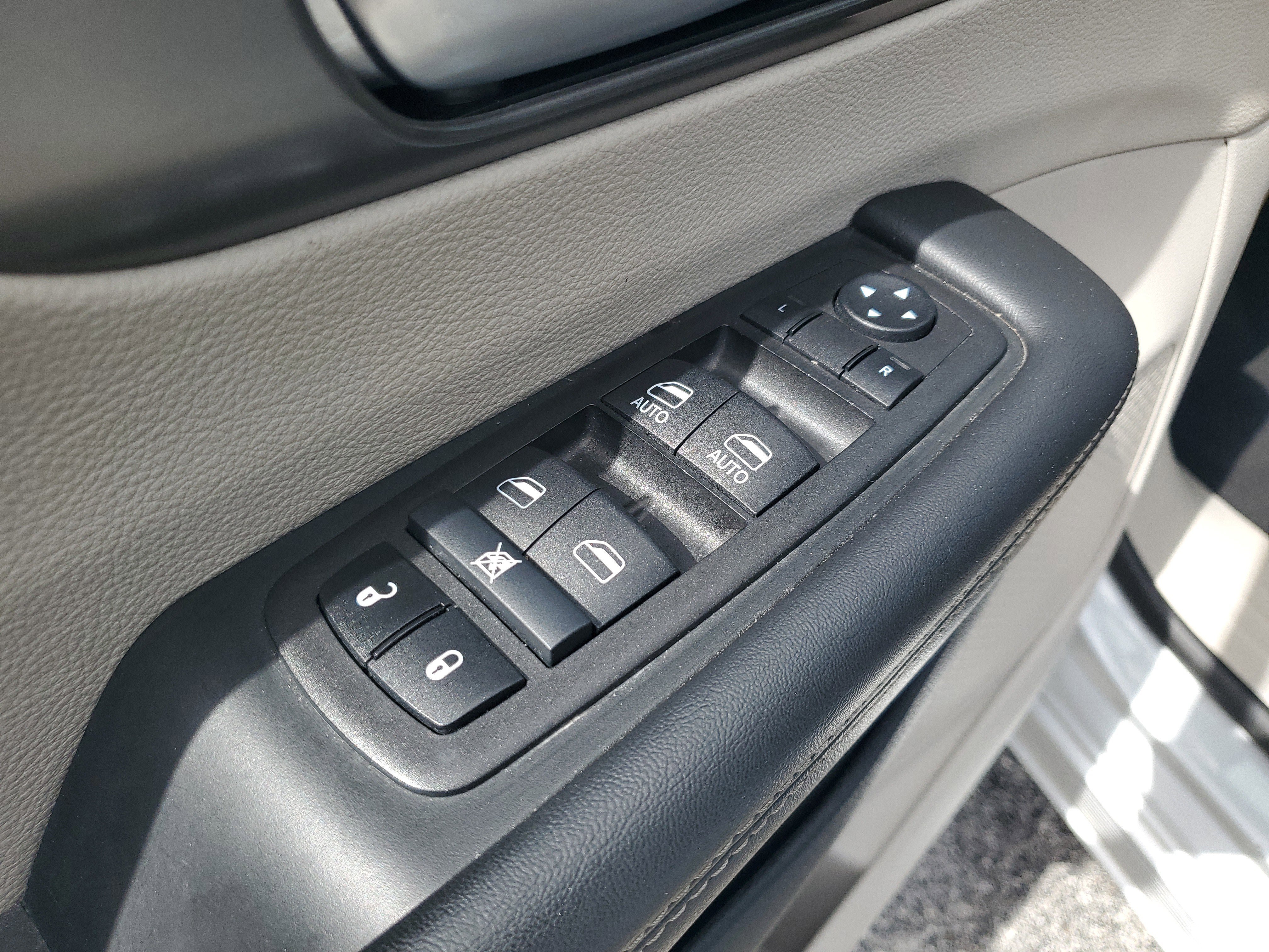Used 2024 Chrysler Pacifica Touring-L FWD image 9