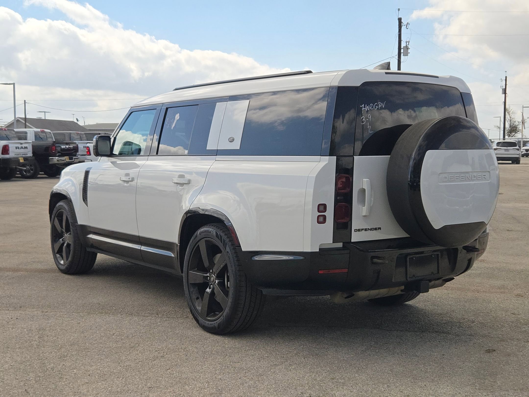 Used 2024 Land Rover Defender 130 X-Dynamic SE image 5