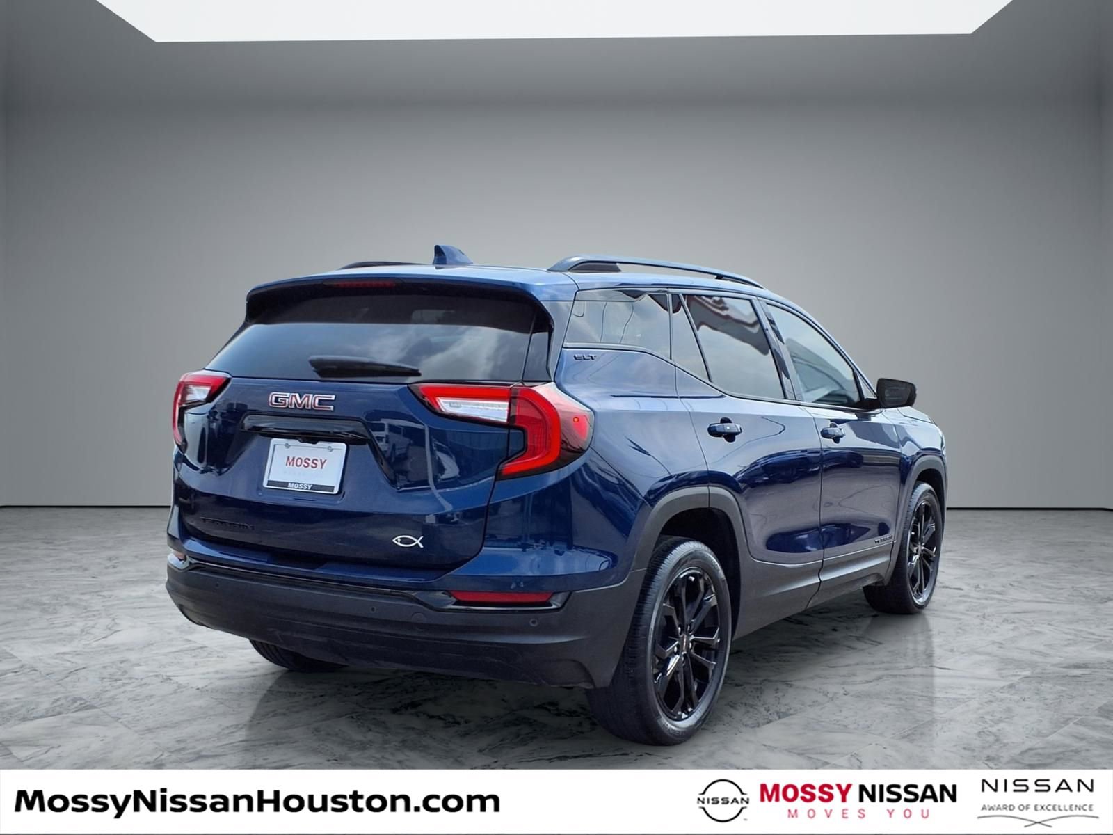 Used 2022 GMC Terrain SLT w/ Elevation Edition image 7