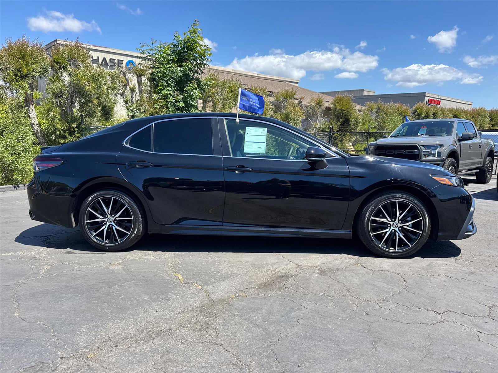 Used 2022 Toyota Camry SE w/ Carpet Mat Package (TMS) image 7