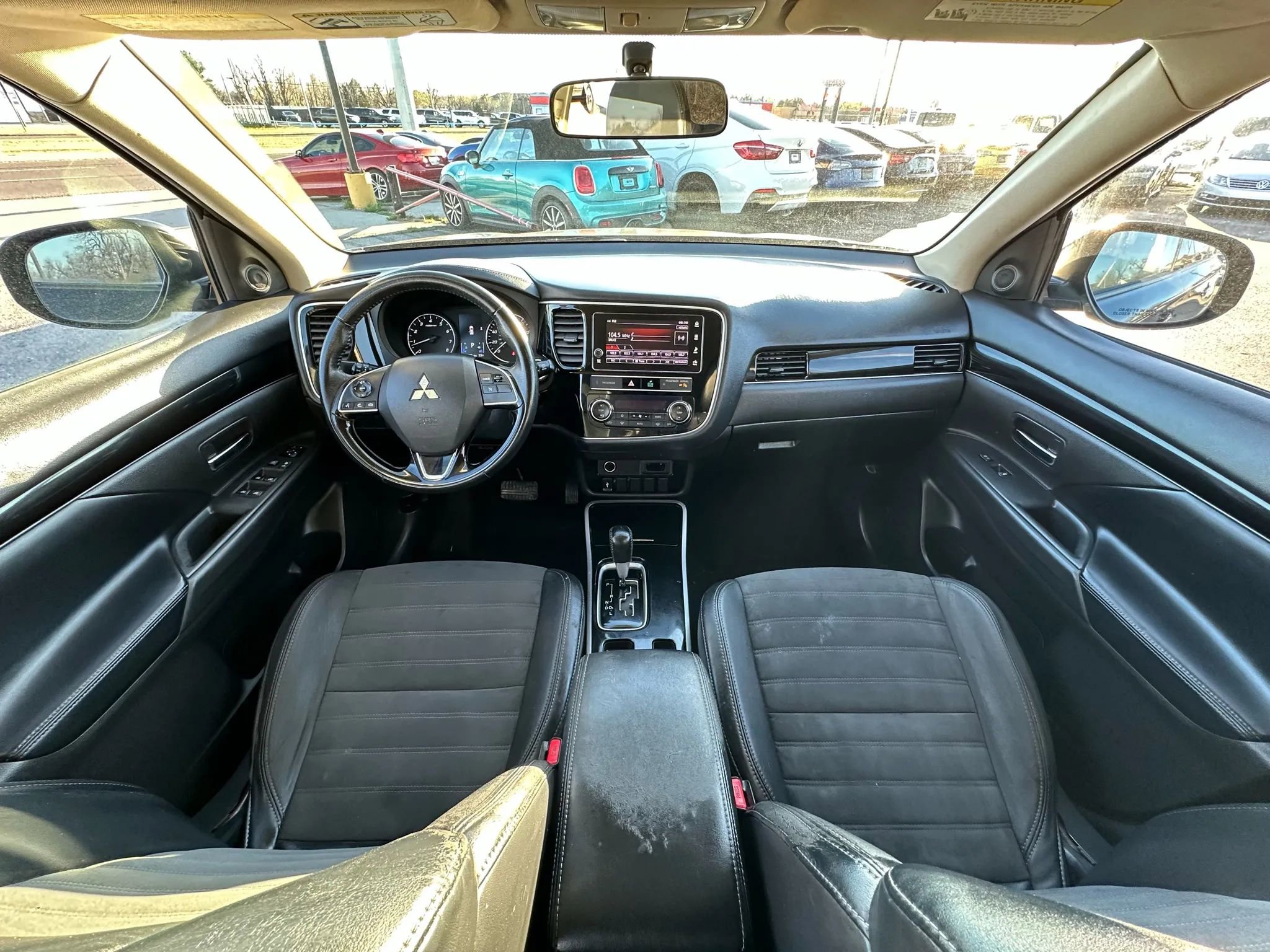 Used 2019 Mitsubishi Outlander SE image 2