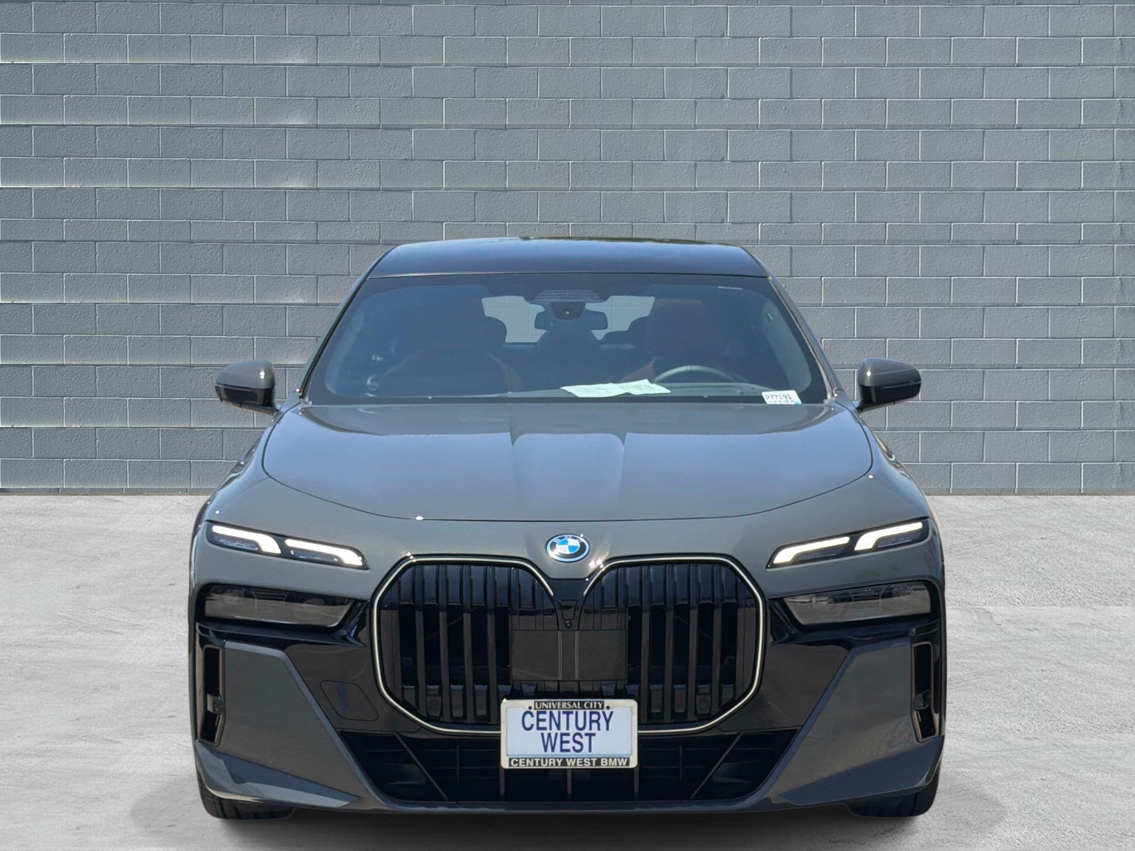 Used 2026 BMW 750e xDrive AWD/4WD image 2