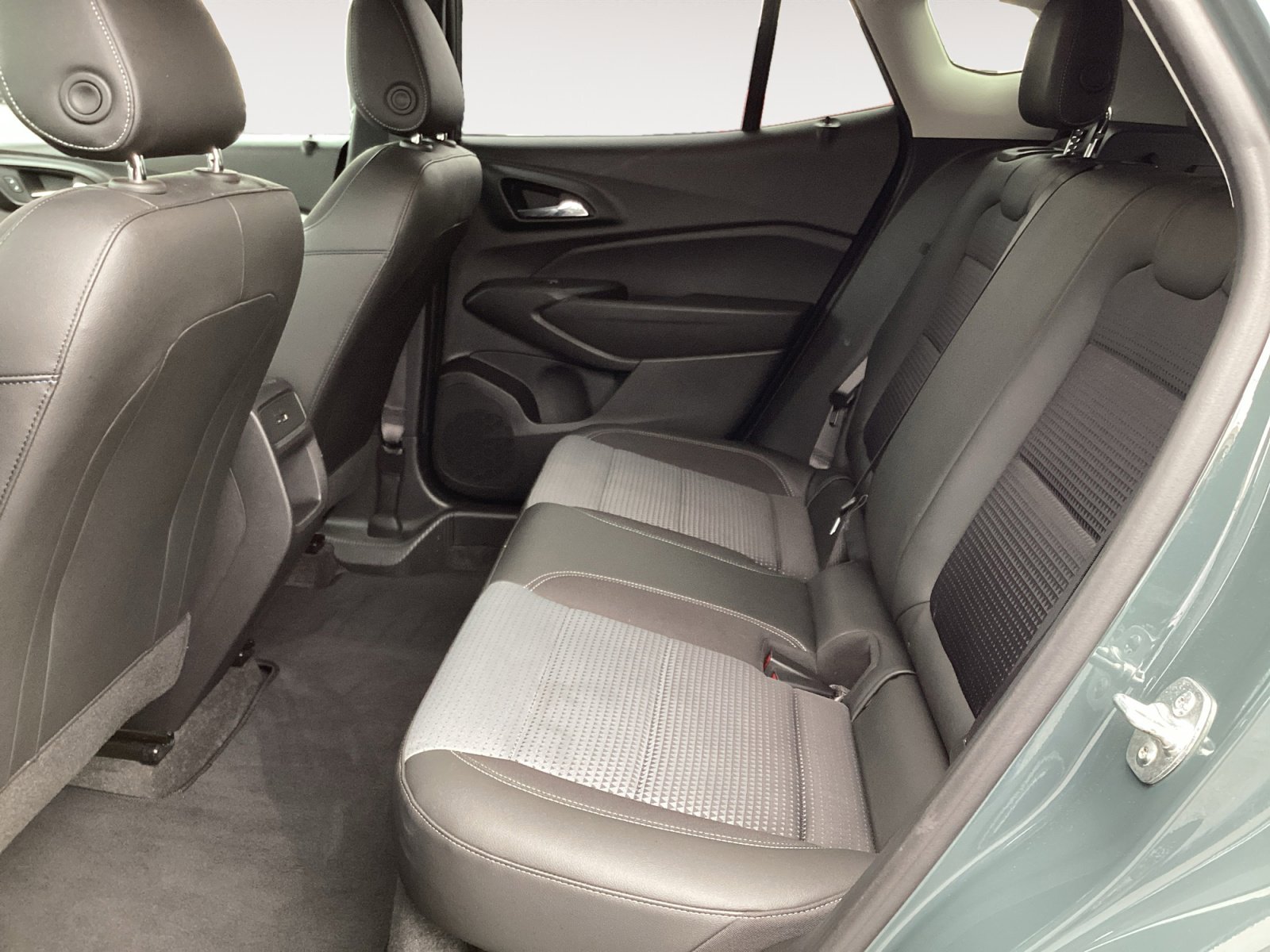 Used 2025 Chevrolet Trax LT FWD image 26