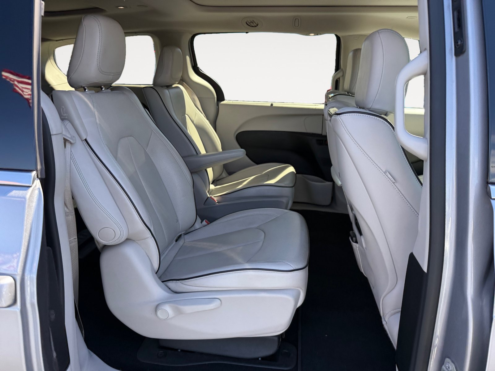 Used 2018 Chrysler Pacifica Limited w/ Advanced Safetytec Group FWD image 18