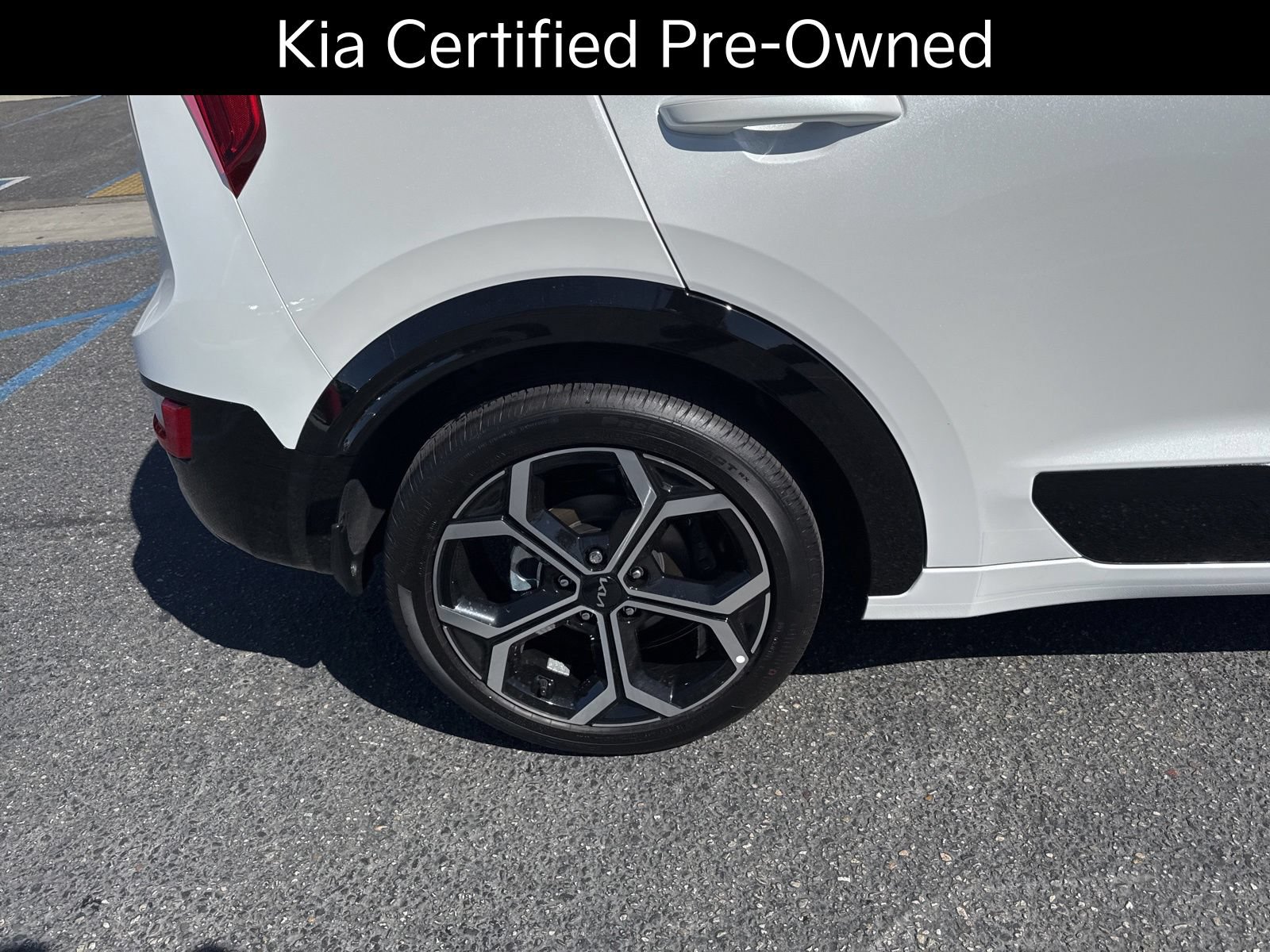 Certified 2025 Kia Niro EX Touring FWD image 8