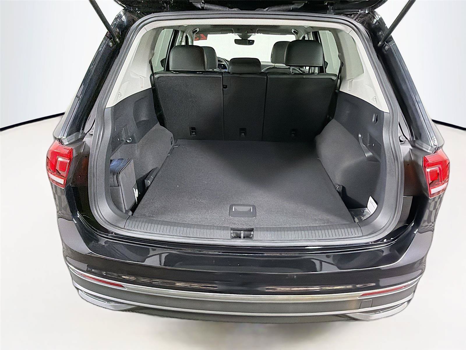 Used 2023 Volkswagen Tiguan SE w/ Panoramic Sunroof Package AWD/4WD image 14
