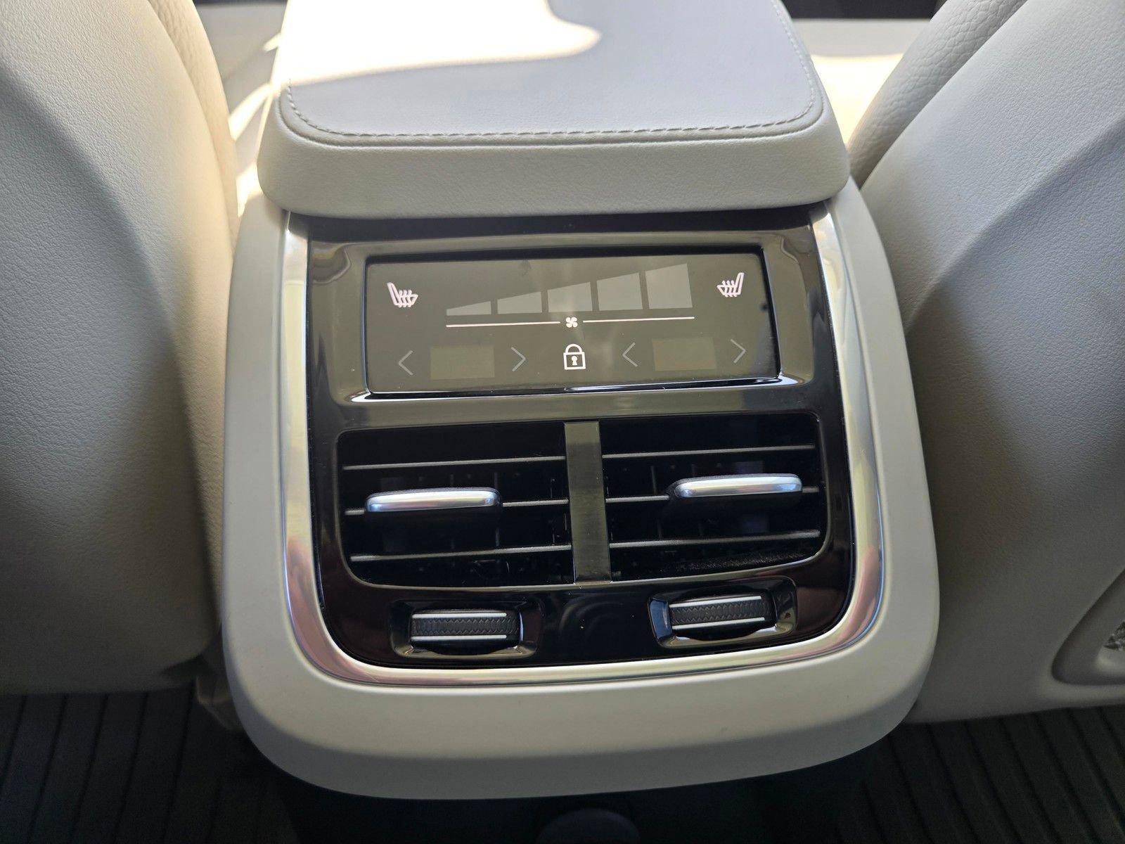 Used 2024 Volvo XC90 T8 Plus w/ Protection Package Premier AWD/4WD image 14