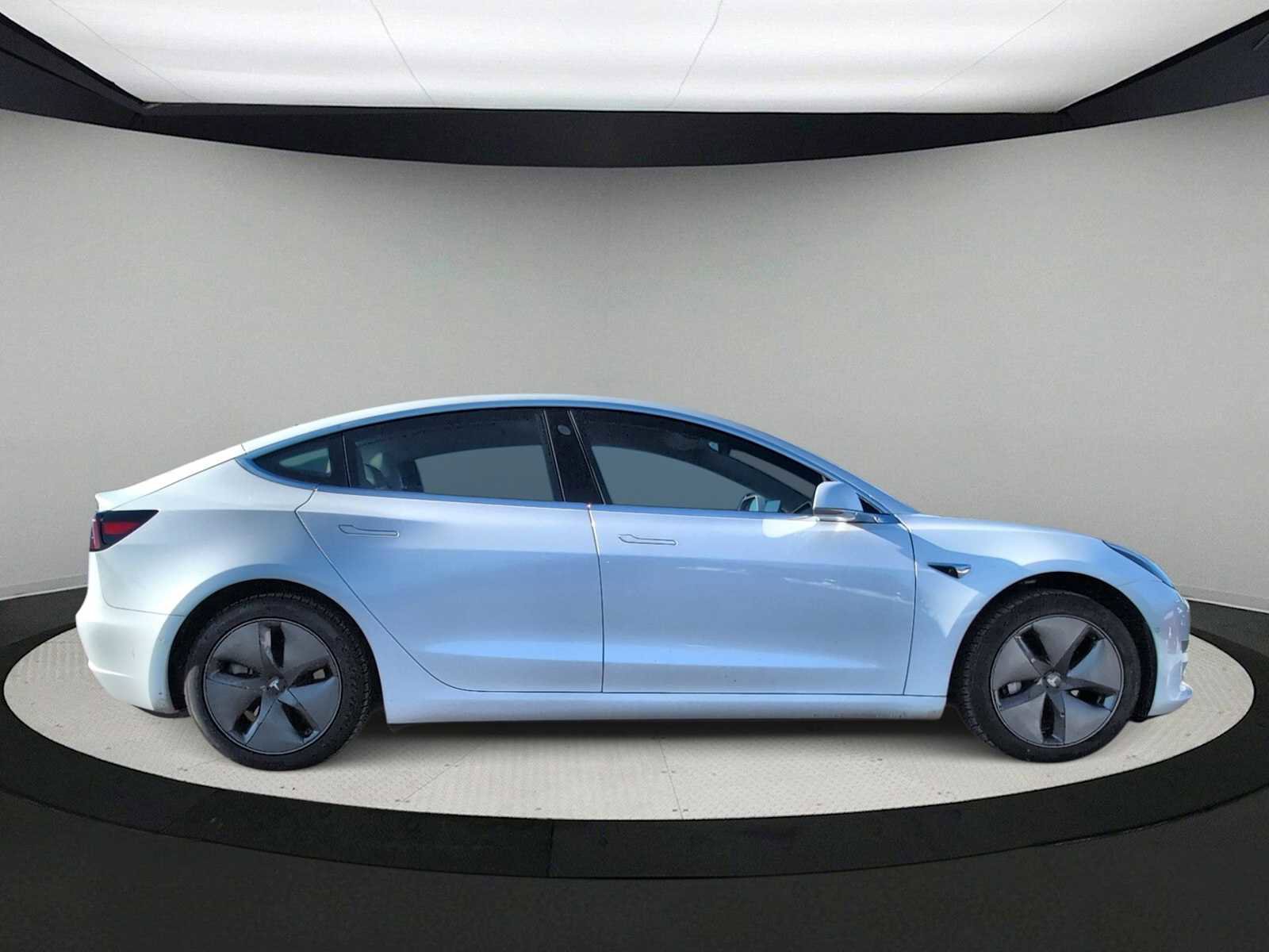 Used 2019 Tesla Model 3 Standard Range Plus image 9