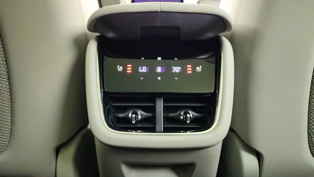 New 2026 Volvo EX90 Plus AWD/4WD image 31