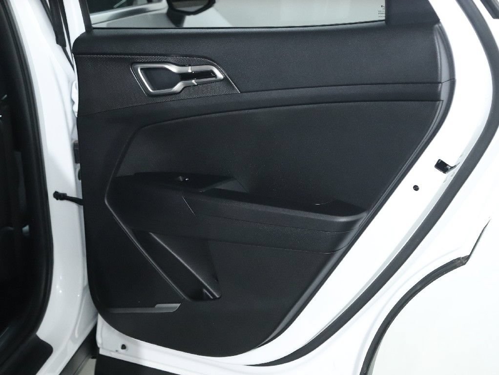 Used 2025 Kia Sportage LX FWD image 32